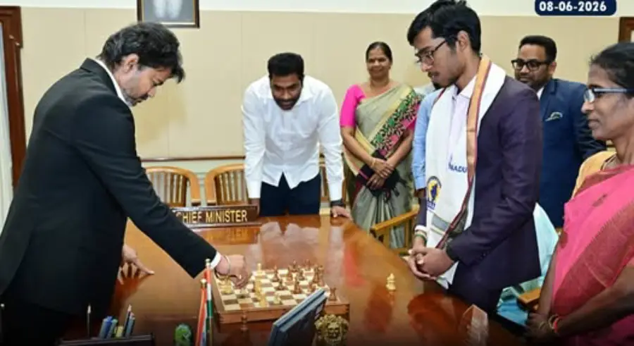 பிரக்ஞானந்தா உடன் செஸ் விளையாடிய முதல்வர் விஜய்..! நீங்களே வீடியோவை பாருங்க..!