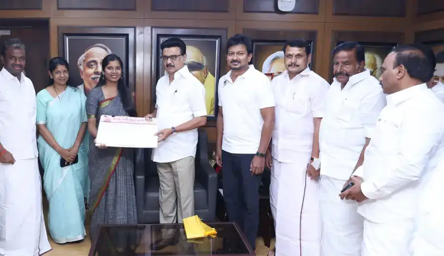காங்கிரஸ் தேசிய நிர்வாகி ஸ்ரீநிதி திமுகவில் இணைந்தார்..! தவெகவிடம் காங்கிரஸை அடகு வைத்ததாக குற்றச்சாட்டு..!