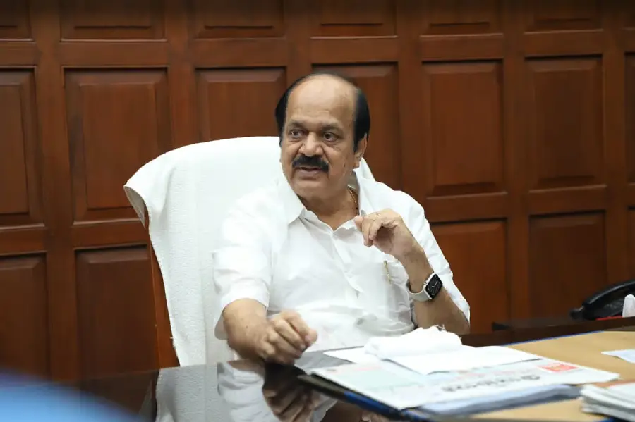Breaking : 21 பேரின் பதவி தப்பியது.. அதிமுக எம்.எல்.ஏக்கள் தகுதி நீக்கம் இல்லை.. சபாநாயகர் அறிவிப்பு..!