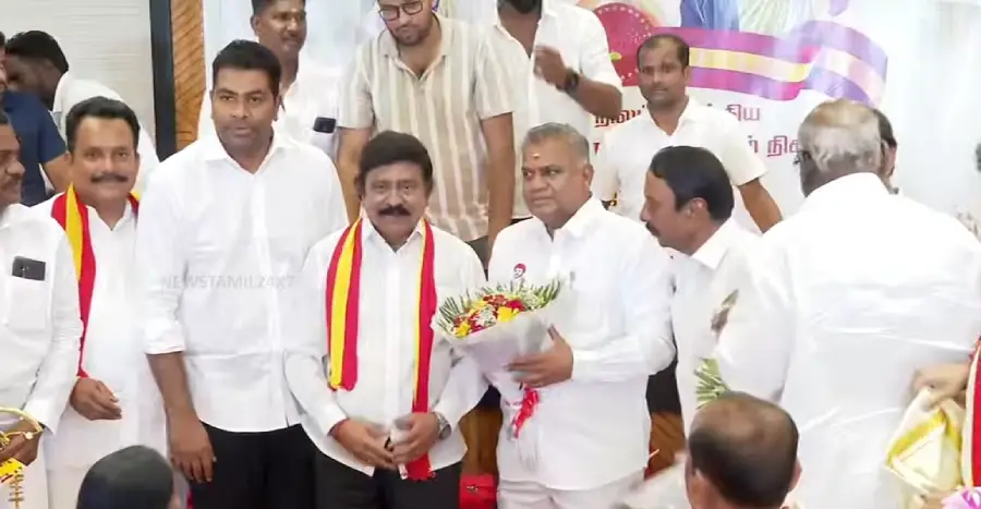 Flash : மொத்தமாக தட்டி தூக்கிய விஜய்..! Ex. அமைச்சர், பிரபல இயக்குனர் உள்ளிட்ட பலர் தவெகவில் இணைந்தனர்..!