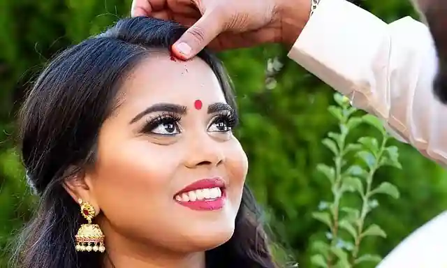 சும்மா அழகுக்காக இல்லை… திருமணமான பெண்கள் வகிட்டில் குங்குமம் வைப்பதற்கு இது தான் காரணம்!