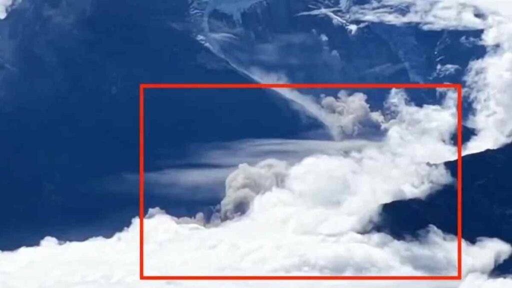 Himalayan glacier collapsed 30kb