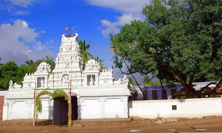 பாண்டிய மன்னர்களால் உருவான கோயில்..! கிணறு தோண்டியபோது அருள்பாலித்த அம்பிகை..! திருமண தடையை நீக்க பட்டுச்சேலை பரிகாரம்..!