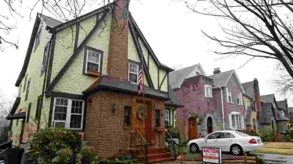 பூஞ்சை காளான்கள் பாழடைந்த டிரம்ப்பின் சொந்த ஊர் வீடு!. ரூ. 16 கோடிக்கு விலைபோன சுவாரஸ்யப் பின்னணி!