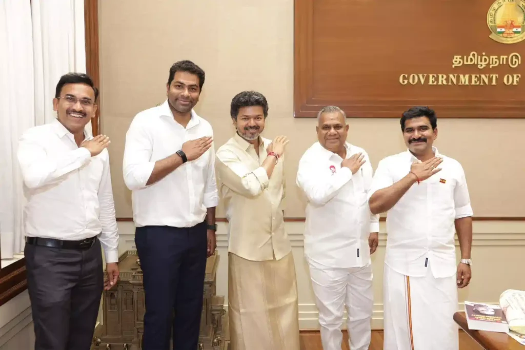 கதம் கதம்.. முடிஞ்சது! அமைச்சர்களுடன் இணைந்து முதல்வர் விஜய் செய்த தரமான செய்கை!
