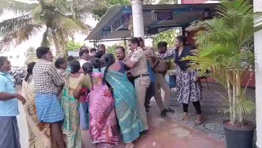 காதல் மனைவியின் அந்தரங்க வீடியோ! போலீஸ் ஸ்டேஷனில் வெளுத்து வாங்கிய உறவினர்கள்! தடுத்த போலீசுக்கும் தர்ம அடி!