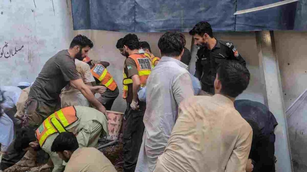 Pakistan school collapses 30kb