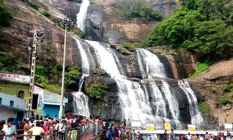 விடிய விடிய கொட்டித் தீர்த்த கனமழை! ஆர்ப்பரிக்கும் காட்டாற்று வெள்ளம்! சுற்றுலாப் பயணிகளுக்கு அதிரடி தடை!